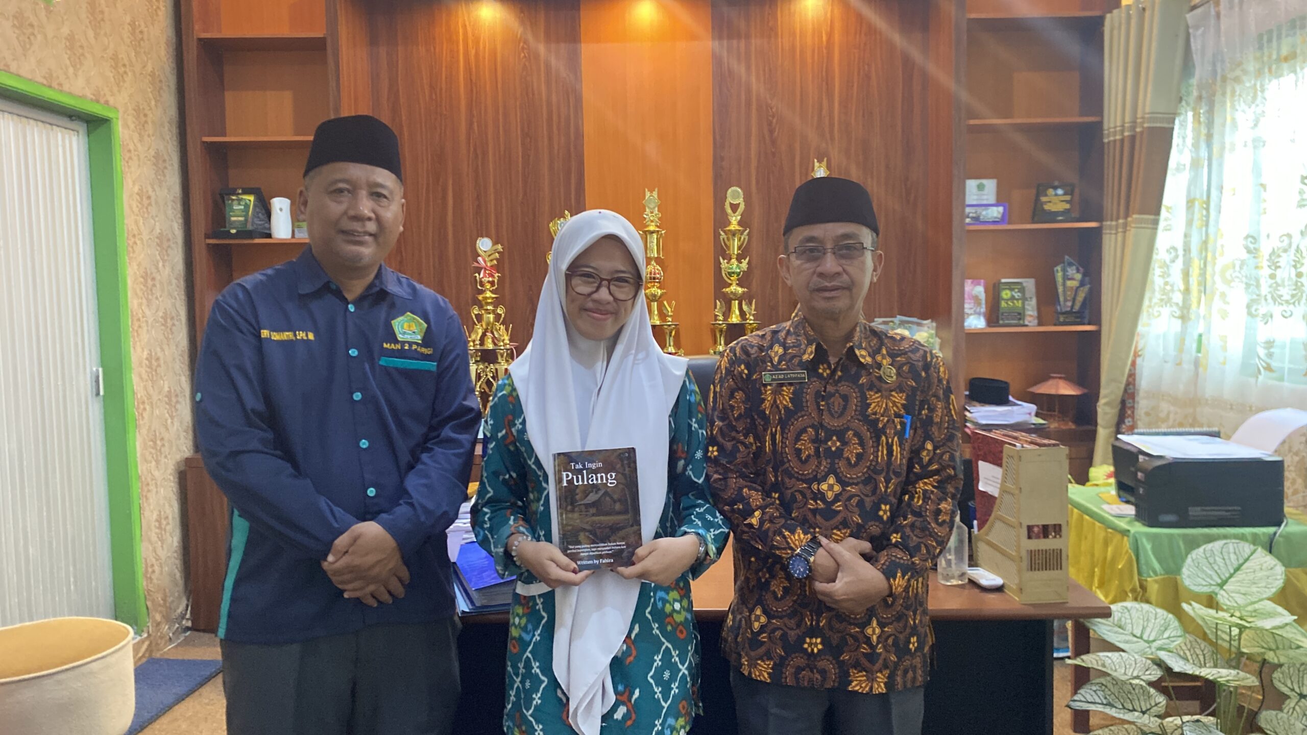 Kepala Kankemenag Parigi Moutong Beri Apresiasi kepada Fahira, Penulis Muda MAN 2 Parigi