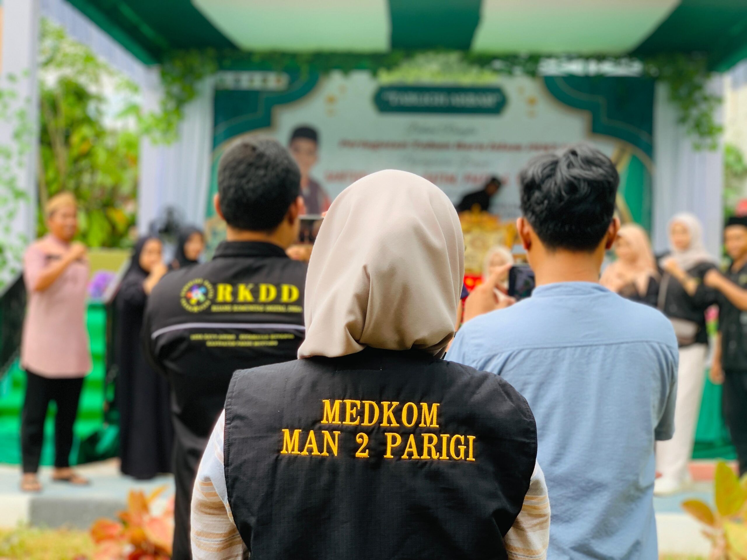 Perkuat Sinergi dengan Masyarakat, MAN 2 Parigi Dukung Dokumentasi Acara Desa