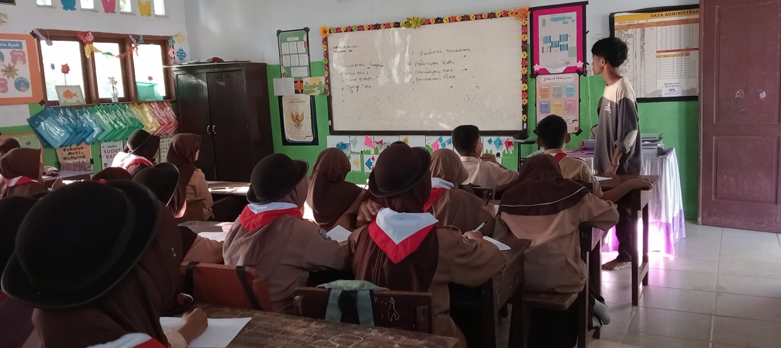 Anggota Pramuka MAN 2 Parigi Latih Siswa SD Inpres 1 Kayu Agung dalam Kegiatan Kepramukaan