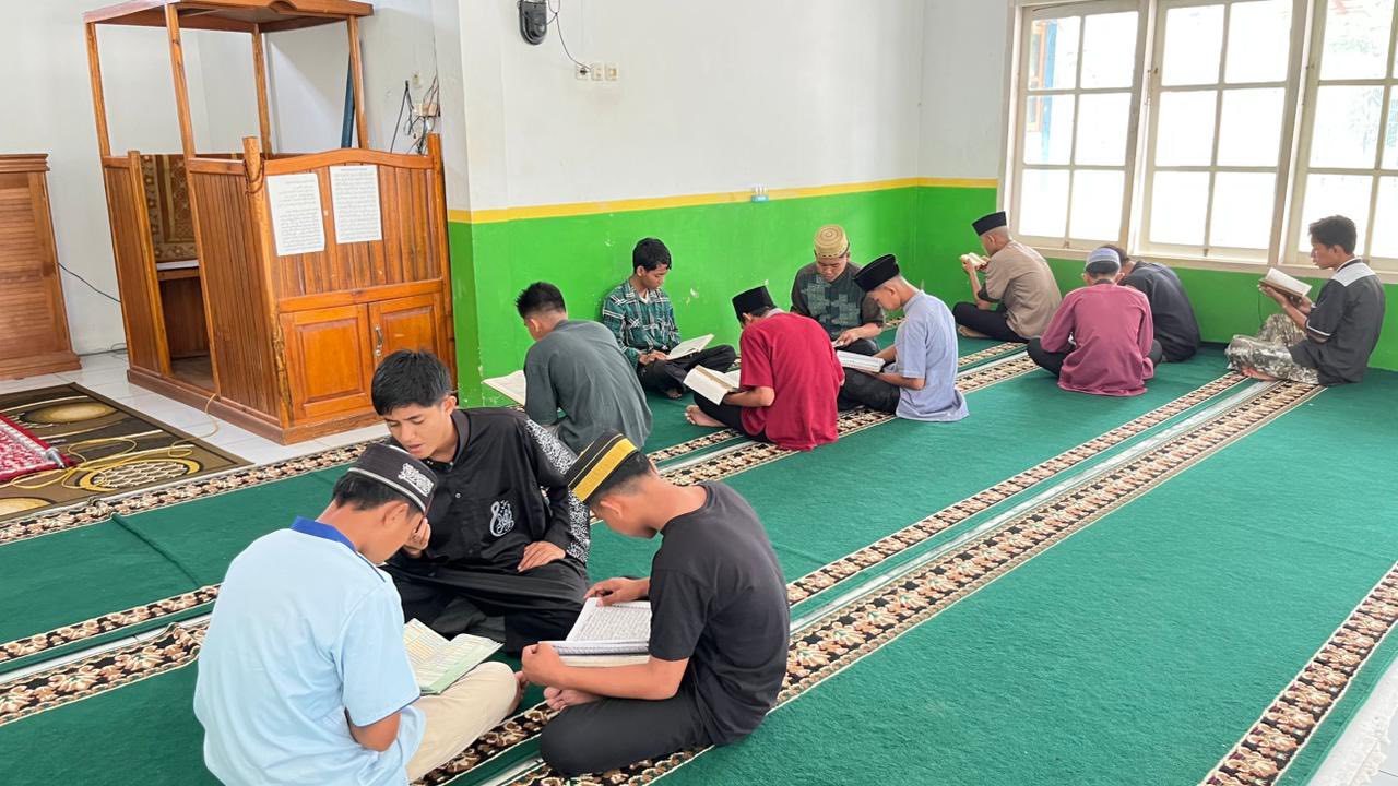 Menjemput Keberkahan, Siswa MAN 2 Parigi Gelar Tadarus di Masjid Ulil Albab